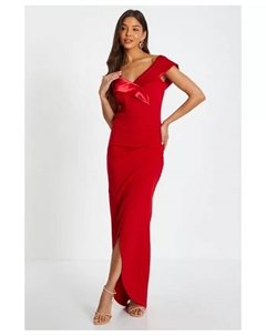 Женское платье макси из крепа и атласа с бахромой и запáхом, красный Quiz