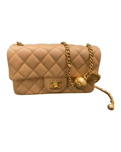 Сумка через плечо из овчины среднего размера молочного цвета Chanel