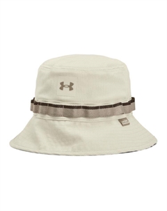 Под серой футболкой из полиэстера мужская панама Under armour