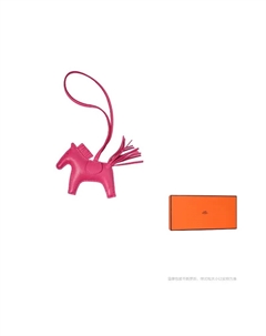 HERMES Подвеска из овчины унисекс тёмно-красного/персиково-розового цвета, Peach Pink Hermès