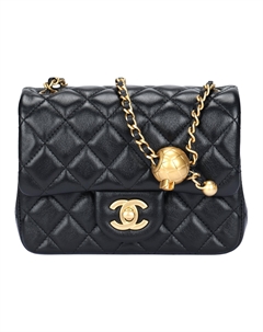 Чёрная мини-сумка-флаг с золотым шаром из блестящей овчины Chanel