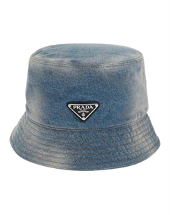 Футболка с треугольным логотипом и джимовой шляпой-ведром Prada