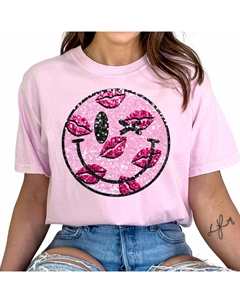 Футболка Smiley Kiss в розовом цвете Gildan