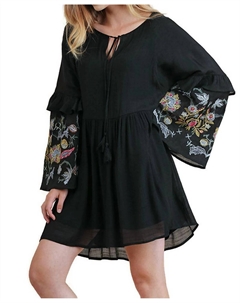 Черное платье с вышивкой и рюшами Umgee