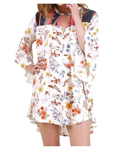 Платье с цветочным принтом и расклешенными рукавами в кремовой гамме Umgee