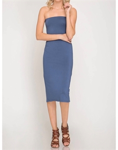 Бесплечевое базовое платье-футляр миди с разрезом на спине в пыльно-голубом цвете She + sky
