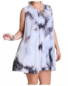 Тай-дай платье без рукавов с вырезом-замочком - плюс в сером цвете, серый Umgee