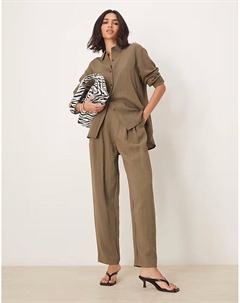 Зауженные брюки цвета хаки с хлястиком на талии Asos design