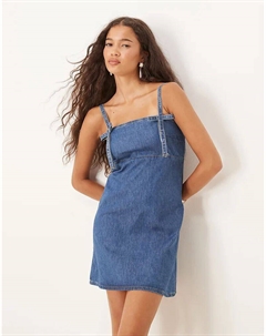 Джинсовое мини-платье с бантом спереди и бретельками, средне-синего цвета Asos design