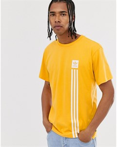 Желтая футболка с логотипом в виде 3 х полосок Adidas skateboarding