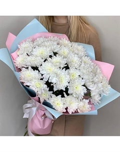 Букет из 5 белых кустовых хризантем Балтика в голубом оформлении Fleur de fee цветочная фея