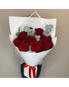 Букет 11 красных роз Эксплорер с эвкалиптом Fleur de fee цветочная фея