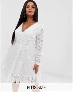 Белое короткое приталенное платье с вышивкой и оборкой Koco & k plus