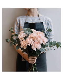 Букет живых цветов. Гвоздики 11 шт и эвкалипт. Упаковка крафт Mamoka flower studio