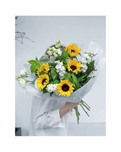 Букет летний с подсолнухами, ароматной маттиолой, эустомой и веточками малины Mamoka flower studio