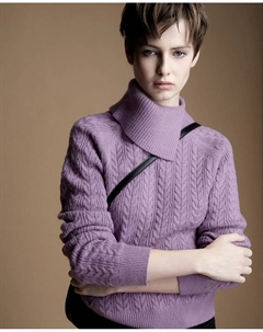 Свитер с узором «косы» и вырезом, сиреневый Сфера