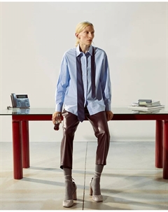 Чинос с эффектом кожи, бордовый Сфера