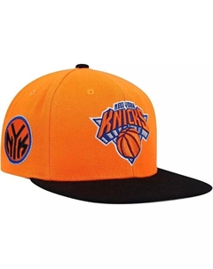 Мужская оранжево-черная кепка New York Knicks Side Core 2.0 Snapback, оранжевый Mitchell and ness