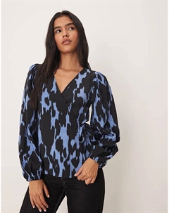 Блузка-халат с абстрактным принтом в сине-черном цвете Jdy
