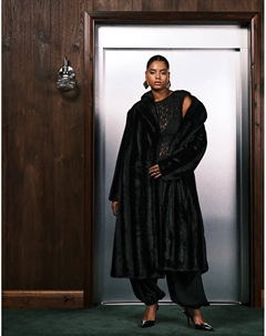 Длинное полупальто из искусственного меха DESIGN Curve черного цвета Asos