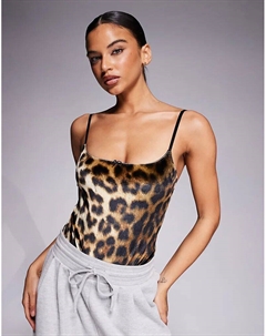 Мягкий бархатный боди Kora с леопардовым принтом коричневого цвета Asos design