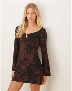 Платье-трапеция с длинными рукавами, круглым вырезом и красным абстрактным принтом Asos design