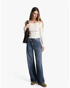 Фактурный свитер с вырезом «бардо» белого цвета Bershka