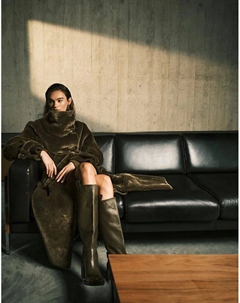 Длинная уютная шуба из искусственного меха бордового цвета с воротником-стойкой цвета хаки Asos design