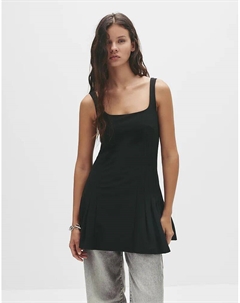 Короткое платье с плиссировкой черного цвета Pull & bear