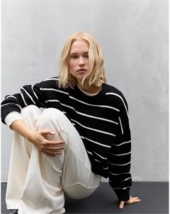 Укороченный трикотажный свитер Striped черного цвета Stradivarius