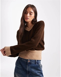 Вязаный джемпер с высоким V-образным вырезом и контрастными рубчиками коричневого/мокко цвета Asos design