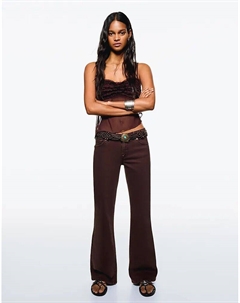 Джинсы Petite с заниженной талией, расклешенные, коричневого цвета Bershka