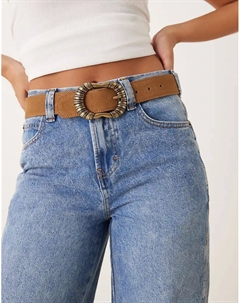 Ремень из замши цвета с крупной фактурной пряжкой коричневого цвета Mango