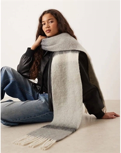 Шарф с кисточками в серую полоску Mango