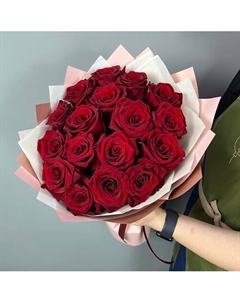 Букет из 17 красных роз в упаковке Шарландия гринландия