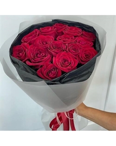 Красные розы в стильной упаковке Flowers de luxe бутик цветов и подарков