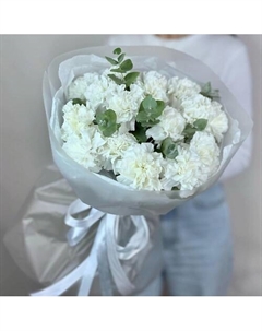 Диантусы белые в элегантном букете Flowers de luxe бутик цветов и подарков
