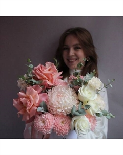 Белая коробока гвоздик и роз Рябина цветочная мастерская