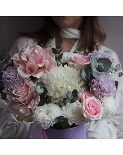 Сиреневая коробка роз и хризантем Рябина цветочная мастерская