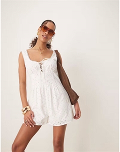 Комбинезон со шнуровкой и защипами, отделанный вышивкой, белого цвета Asos design