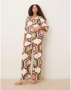 Широкие брюки бежевого цвета с абстрактным ретро-геометрическим принтом Mango