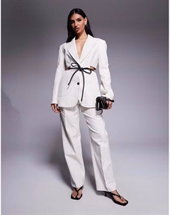 Прямые брюки бренда со складками в кремовую полоску Asos design