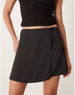 Мини-юбка с запахом из атласа черного цвета Asos design
