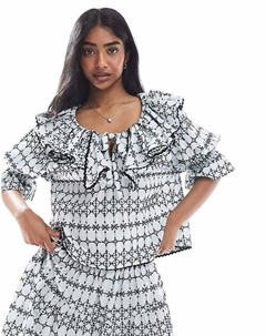 Топ с воротником-оборкой и синей вышивкой Asos design