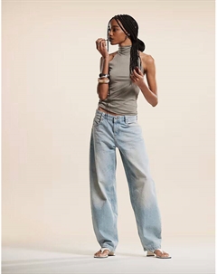 Джинсы с широкими штанинами-баллонами светло-голубого цвета с грязной потертостью Bershka