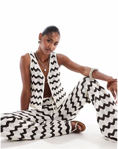 Вязаный крючком пляжный топ с разрезом спереди и кольцом в шоколадно-кремовых тонах 4th & reckless