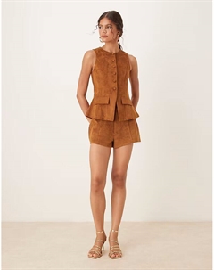 Короткие шорты из искусственной замши со швами, коричневые Asos design