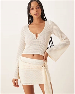 Топ кремового цвета с текстурированным V-образным вырезом, расклешенными рукавами и золотой отделкой Asos design