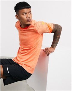 Оранжевая футболка Nike football