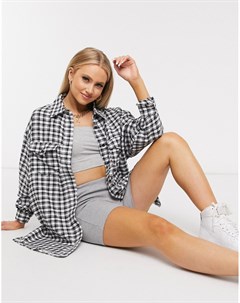 Черно белая oversized рубашка в клетку Missguided